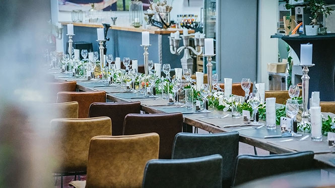 Gedeckte Tische für eine Hochzeit im Grillfachgeschäft