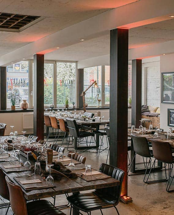 Raumansicht Halle 7 für Events in Düsseldorf: Eingedeckte Tische mit Platz für je 10 Personen