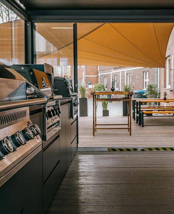 Ausblick auf die Terrasse an der Halle 7 von Das Grillfachgeschäft in Düsseldorf-Heerdt