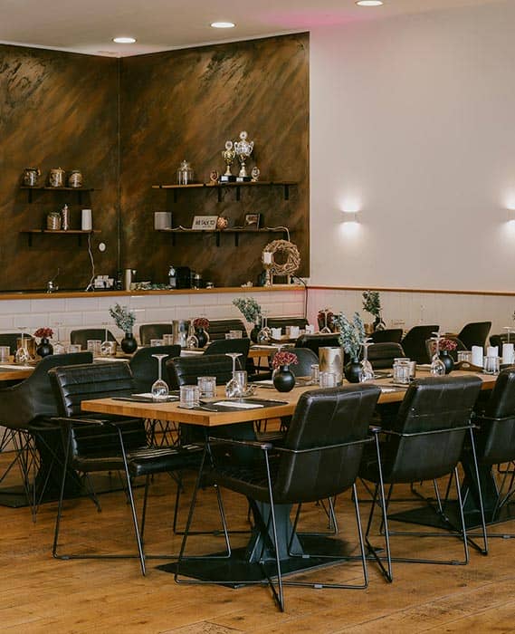 Gedeckte Tische für eine geplante Feier in der Halle 22