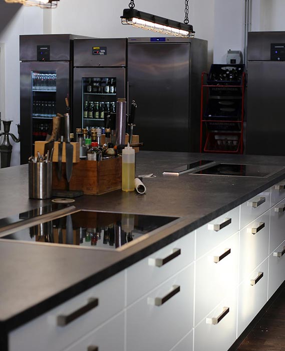 Grillschule in der umgebauten Fabrikhalle