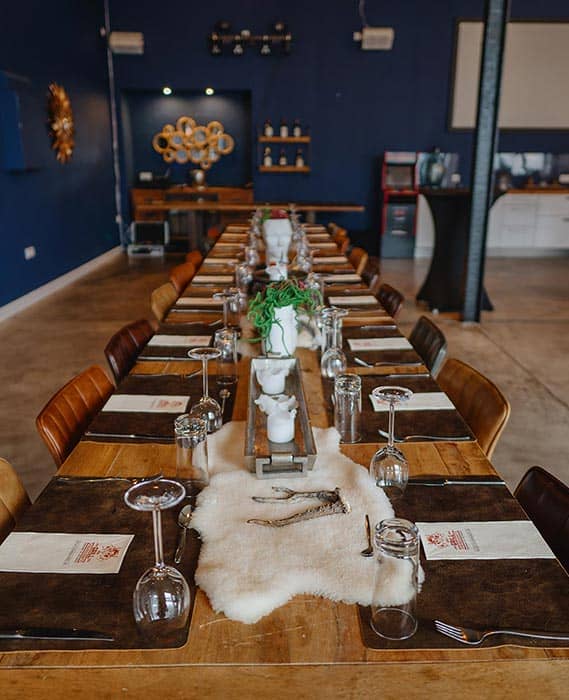 Weihnachtsfeier im Grillfachgeschäft Düsseldorf-Heerdt: Weihnachtlich eingedeckte Tafel in der Halle 26