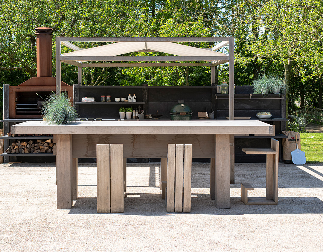 Outdoorküche mit Esstisch