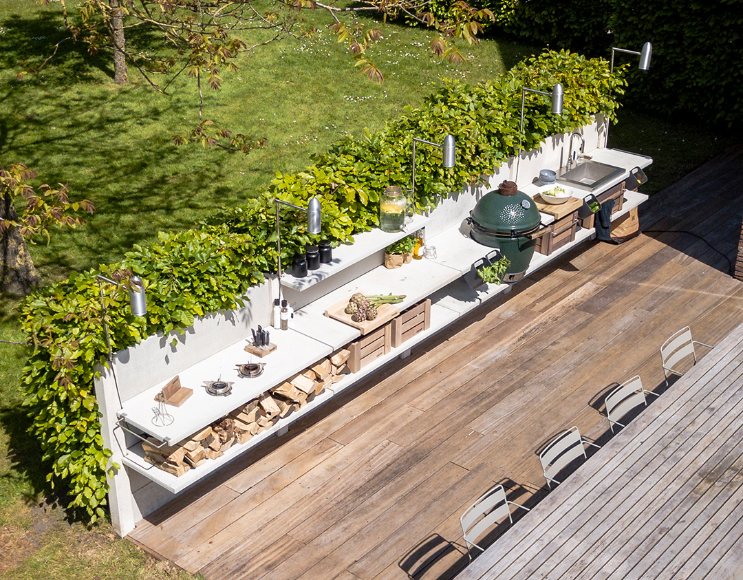 Breite Outdoorküche auf der Terasse